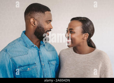 Giovane americano africano giovane ridere insieme a casa Foto Stock