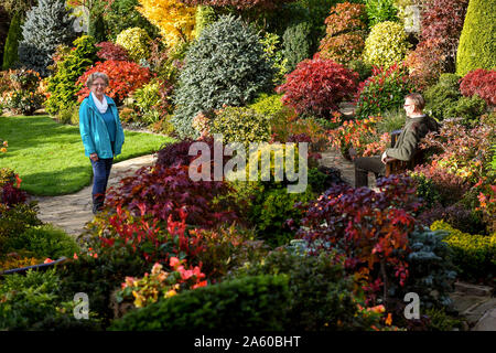 Coppia in pensione Marie e Tony Newton nel loro Four Seasons Garden come burst in colori autunnali in casa loro a Walsall, West Midlands. Foto Stock
