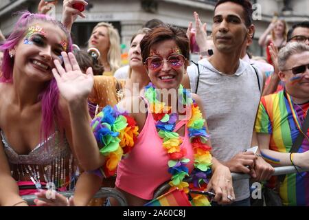 Londra, Regno Unito. 6 Luglio, 2019. Orgoglio partecipanti saluto il popolo dal pubblico durante la sfilata.Il cinquantesimo Pride Parade toke luogo attraverso il centro di Londra con oltre un milione di partecipanti. Credito: Pietro Recchia/SOPA Immagini/ZUMA filo/Alamy Live News Foto Stock