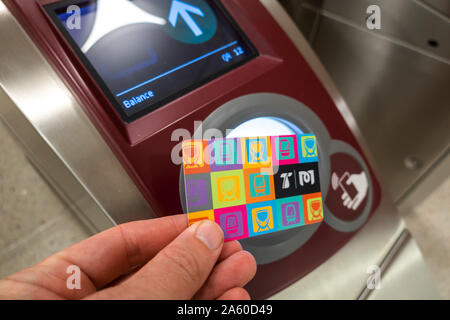 La carta di viaggio utilizzato per pagare le tariffe sulla metropolitana di Doha in Qatar, è presentato su un lettore NFC alle porte. Saldo rimanente mostrato sullo schermo Foto Stock