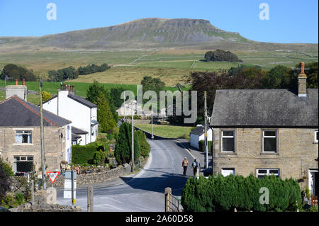 Pen Y Gand visto da Horton in Ribblesdale, North Yorkshire. Foto Stock