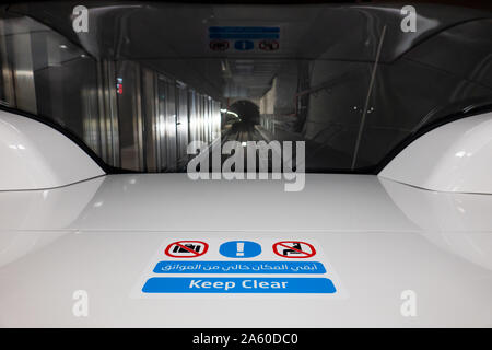 La finestra anteriore vista di un Doha Driverless Metro treno come si tira in una stazione. Si tratta di uno dei più veloci treni driverless nel mondo Foto Stock