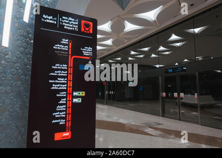 Segni visualizza la mappa del percorso del treno da Lusail Al Wakra e Hamad Aeroporto sulla piattaforma della metropolitana di Doha, in Qatar Foto Stock