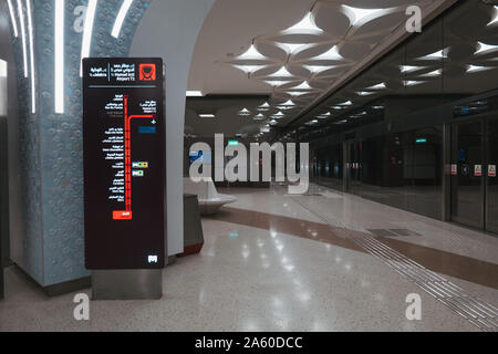 Segni visualizza la mappa del percorso del treno da Lusail Al Wakra e Hamad Aeroporto sulla piattaforma della metropolitana di Doha, in Qatar Foto Stock