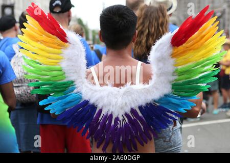 Londra, Regno Unito. 6 Luglio, 2019. Il partecipante con ali arcobaleno durante la sfilata.Il cinquantesimo Pride Parade toke luogo attraverso il centro di Londra con oltre un milione di partecipanti. Credito: Pietro Recchia/SOPA Immagini/ZUMA filo/Alamy Live News Foto Stock