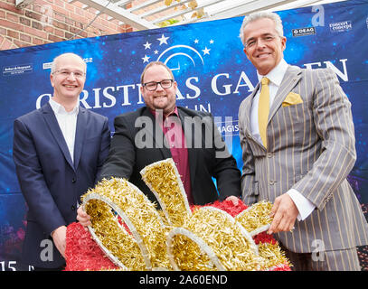 Berlino, Germania. 23 Ott, 2019. Thomas Borsch, Direttore Giardino Botanico, Lutz Grotehöfer, Managing Director Concerto concetto e Andreas Boehlke, Managing Director Boehlke Elektroinstallationen GmbH, (l-r) stand di fronte all'evento congiunto di poster "Giardino di Natale". Il giardino botanico di Berlino Dahlem sarà illuminata dal 15.11. al 05.01.2020. Credito: Annette Riedl/dpa/Alamy Live News Foto Stock