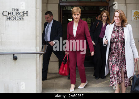 Londra, Regno Unito. 23 ottobre, 2019. Nicola storione, Primo ministro di Scozia, lascia la Chiesa Casa di Westminster dopo aver affrontato una conferenza stampa con il gallese Primo Ministro Mark Drakeford la mattina dopo che il Parlamento ha respinto il primo ministro Boris Johnson fast-track calendario per la ratifica del Brexit bill. Ella ha accolto un pre-natale elezione generale e reso chiaro che il primo ministro "cattivo" Brexit bill dovrebbe essere contrastata dalle amministrazioni decentrate in entrambe Edimburgo e Cardiff. Credito: Mark Kerrison/Alamy Live News Foto Stock