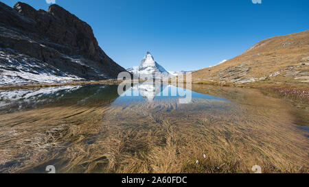 Riffelsee lago e la riflessione dal Cervino nelle Alpi della Svizzera. Foto Stock