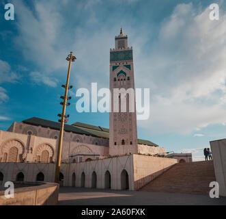 Basso angolo vista della Moschea di Hassan II contro sky - Casablanca, Marocco Foto Stock