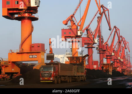 Grab gru a benna lungo una banchina navi da carico con carbone per essere utilizzato per la generazione di elettricità a Lianyungang Porto di Lianyungang City, est della Cina di Jiang Foto Stock