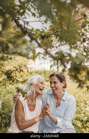 Madre e figlia di trascorrere del tempo insieme in natura Foto Stock