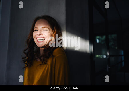 Ritratto di ridere redheaded donna con luce e ombra Foto Stock