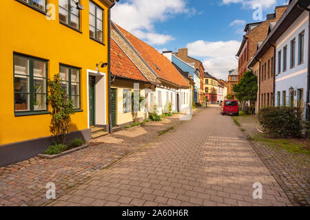 Street nel mezzo di edifici residenziali in Malmo, Svezia Foto Stock