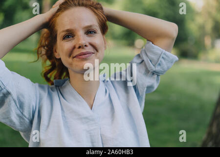 Ritratto di donna redheaded in un parco Foto Stock
