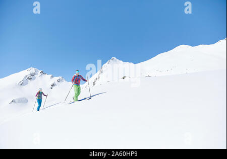 Paio di sci alpinismo nelle montagne, Kuehtai, Tirolo, Austria Foto Stock