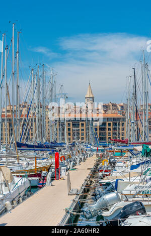 Francia, Provence-Alpes-Côte d'Azur, Marsiglia, porto antico molo e barche a vela Foto Stock