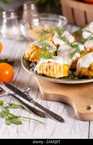 Farina di mais zucchine muffin con panna acida sul tavolo della cucina Foto Stock