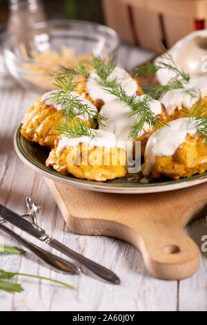 Farina di mais zucchine muffin con panna acida sul tavolo della cucina Foto Stock