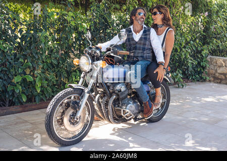 Felice Coppia matura su una moto vintage Foto Stock