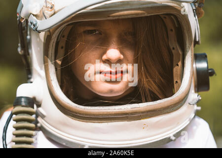 Ritratto di una ragazza che indossa il casco di spazio Foto Stock