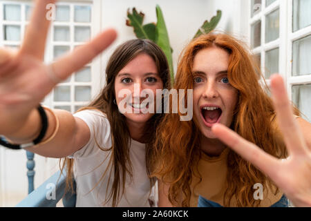 Ritratto di due amici che mostra segni di vittoria Foto Stock