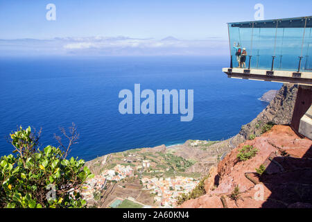 I turisti a Mirador de Abrante piattaforma di osservazione, La Gomera, isole Canarie, Spagna Foto Stock