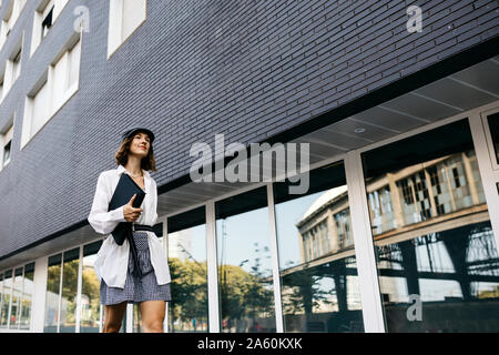 Pretty Woman, portando la cartella, il pendolarismo nella città Foto Stock