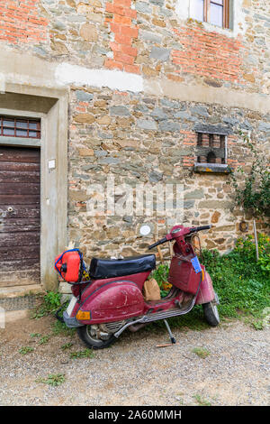 Scooter davanti a una vecchia casa, Toscana, Italia Foto Stock