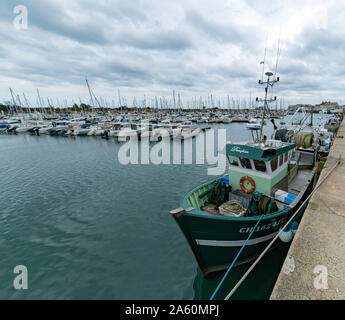 Saint-Vaast-la-Hougue, Manche / Francia - 16 Agosto, 2019: pesca barche e yacht marina nel porto di Saint Vaast La Hougue in Normandia Foto Stock