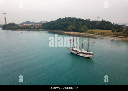 Vista aerea di una imbarcazione a vela di entrare Keppel Bay, Singapore Foto Stock