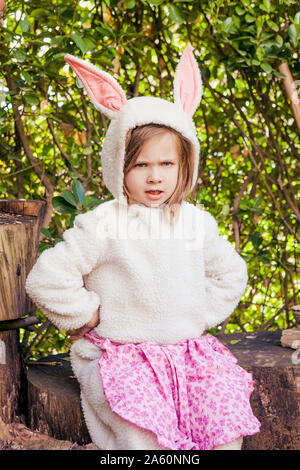 Ritratto di angry bambina indossa Easter Bunny costume Foto Stock