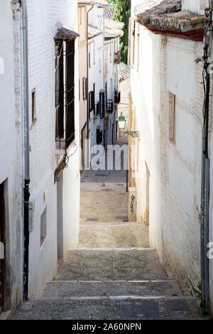 Vicolo stretto nel distretto di Albaicin a Granada, Spagna Foto Stock