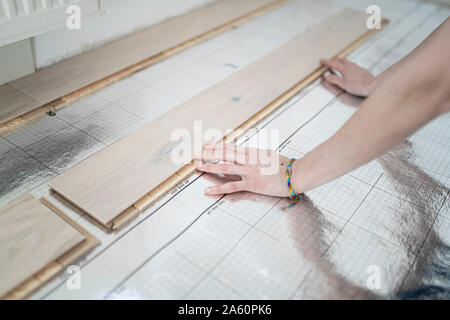 Donna predellino di posa isolamento acustico, vista parziale Foto Stock