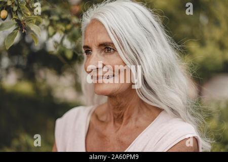 Ritratto di un bellissimo pelo bianco donna senior Foto Stock