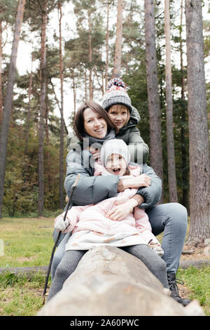 Figlia della madre e figlio divertirsi in un parco Foto Stock