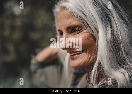 Ritratto di un bellissimo pelo bianco donna senior Foto Stock