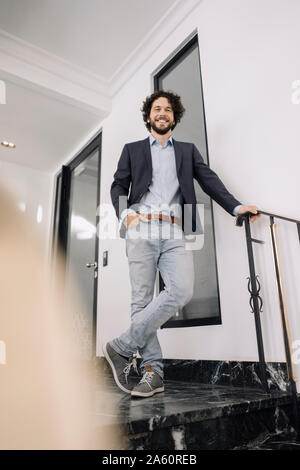 Imprenditore fiducioso in piedi sul pavimento di office Foto Stock