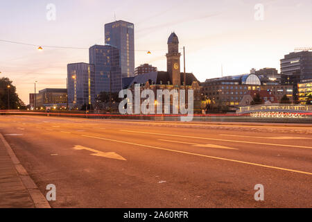 Sentieri di luce sulla strada contro il cielo al tramonto in Malmo, Svezia Foto Stock