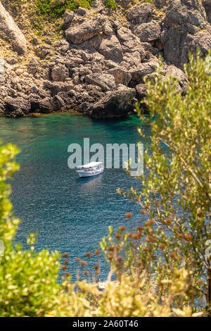 Elevato angolo di visione della barca a vela in mare a Corfù, Grecia Foto Stock