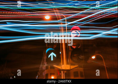 Il semaforo di luminosa di notte nella città di Madrid, una lunga esposizione Foto Stock