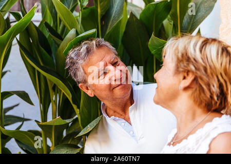 Ritratto di sorridente coppia senior all'aperto Foto Stock