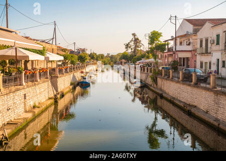 Canal nel mezzo di edifici residenziali a Corfù, Grecia Foto Stock
