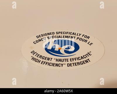 Primo piano del logo HE, o High Efficiency, su una lavatrice domestica, che certifica che la macchina è in grado di utilizzare detergenti ad Alta Efficienza per ridurre l'uso di acqua ed energia, San Ramon, California, 13 agosto 2019. () Foto Stock