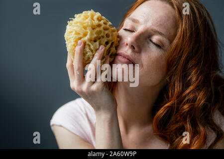 Ritratto di donna redheaded con spugna naturale Foto Stock