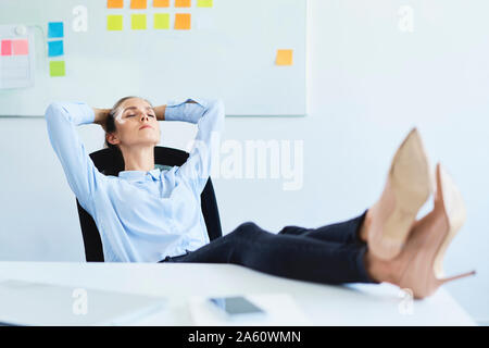 Imprenditrice con tacchi alti sulla scrivania Foto Businesswoman with high heels on desk Stock Photo: 96362085