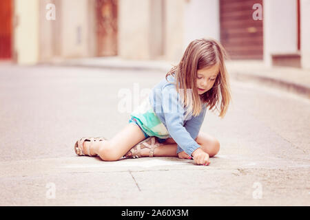 Ragazza disegno in strada Foto Stock