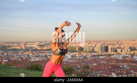 Donna di eseguire addominali esercizi hypopressive all'aperto Foto Stock