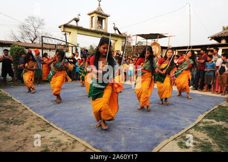 Assamese le donne del villaggio nello stato di Assam, abito di eseguire la danza del coltello nella parte anteriore dei paesani, Sualkuchi distretto di Assam, in India, Asia Foto Stock