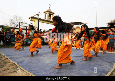 Assamese le donne del villaggio nello stato di Assam, abito di eseguire la danza del coltello nella parte anteriore dei paesani, Sualkuchi distretto di Assam, in India, Asia Foto Stock