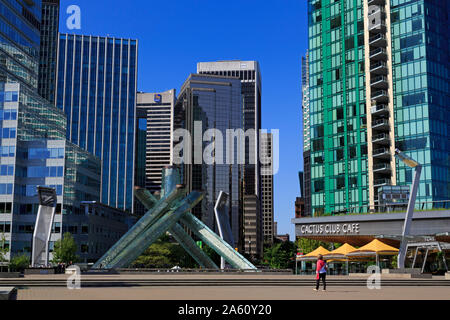 Calderone olimpico, Jack Poole Plaza, Convention Center West, città di Vancouver, British Columbia, Canada, America del Nord Foto Stock